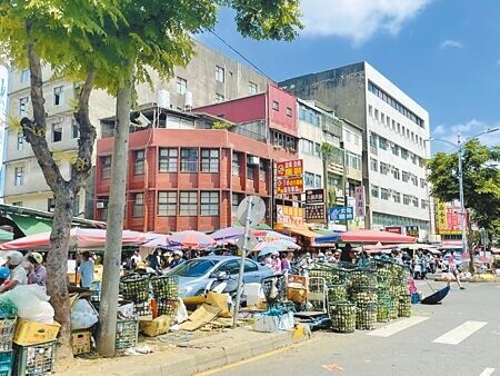 
桃園市中壢區新明市場外圍攤商違法擺攤，占據道路且貨架、垃圾堆置分隔島，桃園市政府整頓，第1階段以明德路為改善區域，公告將於8月5日進場設置交維及安全設施、8月6日動工。（呂筱蟬攝）
