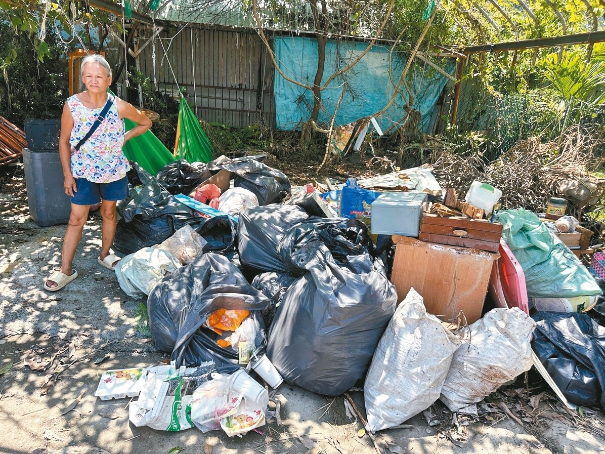 屏東縣萬丹鄉灣內村清出許多泡水家具，清運成了棘手問題，有村民只能先堆置家門前。記者劉星君／攝影 