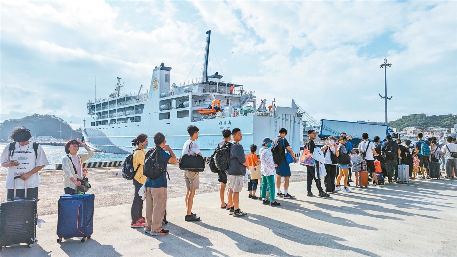 交通部啟動蘇花海運，昨上午第一個航班從宜蘭啟航，旅客排隊登上新臺馬輪。記者陳敬丰／攝影 