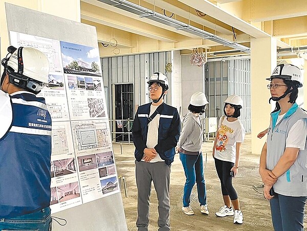 新竹市政府團隊日前到香山綜合休閒運動館施工現場會勘，聆聽建築師事務所及營造廠報告工程進度，預計於今年底完工，達成全市一區一運動中心目標。（新竹市政府提供／王惠慧新竹傳真）