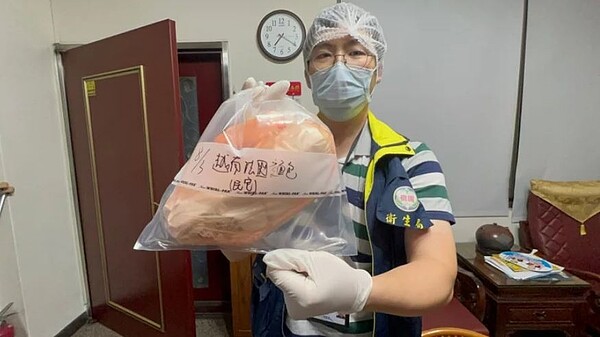 桃園中壢區忠貞市場先前知名「阿箴越南法國麵包」爆發食物中毒案,桃園地院審結宣判,將闆娘阿箴依過失犯食品安全衛生管理法之違反食品衛生管理規定致危害人體健康,判處徒刑8月,緩刑2年,可上訴。圖/桃園市衛生局提供