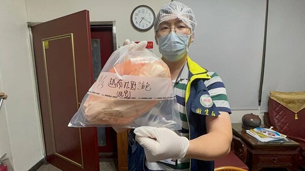 桃園中壢區忠貞市場先前知名「阿箴越南法國麵包」爆發食物中毒案，桃園地院審結宣判，將闆娘阿箴依過失犯食品安全衛生管理法之違反食品衛生管理規定致危害人體健康，判處徒刑8月，緩刑2年，可上訴。圖／桃園市衛生局提供