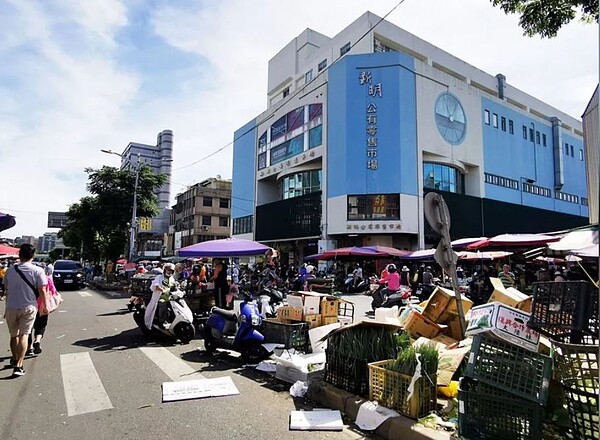 中壢區新明市場周邊攤販佔據道路、分隔島堆置廢棄物和交通亂象,預定8月6日施工。記者曾增勳/攝影