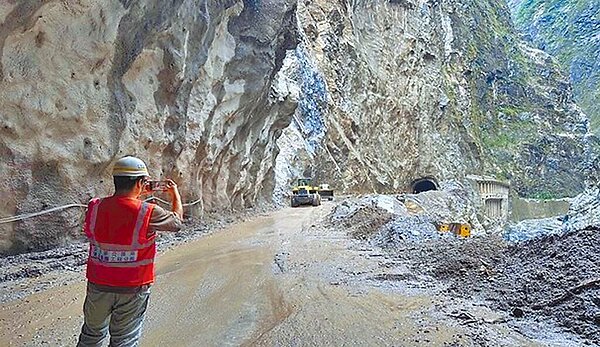 台8線中橫公路東段175公里錐麓路段因豪雨出現泥濁水瀑，經工務單位積極搶災，28日已恢復正常管制通行措施。（公路局提供／羅亦晽花蓮傳真）