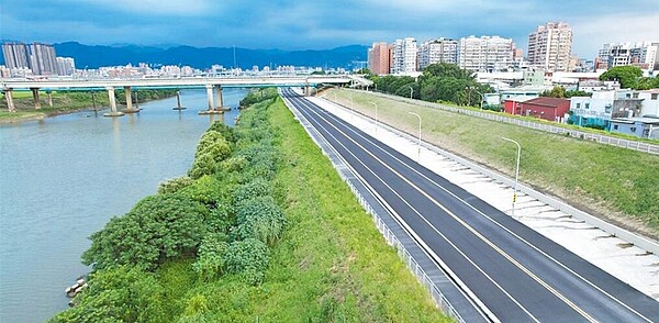 大漢溪堤外便道鶯歌至三重路段18號宣布通車，卻驚傳有民眾因視線不佳自撞，議員研擬偕同相關局處一同前往會勘。（圖／新北水利局）