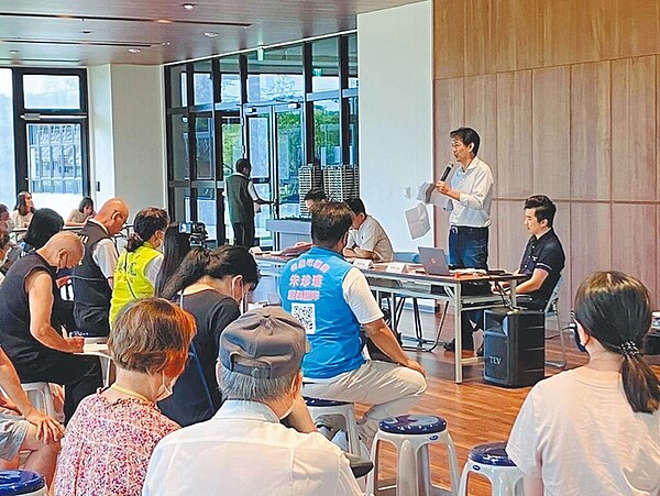 桃園市住宅發展處為了解各社宅居住品質,連辦5場社宅住戶座談會,和12個社宅住戶面對面溝通,住戶最關心租金、租期、鄰居抽菸3大問題。(住發處提供/蔡依珍桃園傳真)