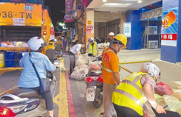 宜蘭縣上半年垃圾破袋檢查不合格率超過5成，宜蘭縣環保局即日起擴大稽查，並即時向民眾及店家宣導、說明垃圾分類及必須使用透明垃圾袋。（宜蘭縣環保局提供／吳佩蓉宜蘭傳真）