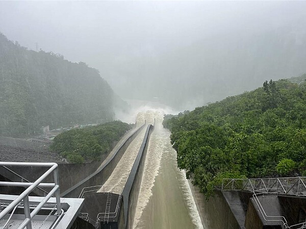 曾文水庫是全台最大的水庫，有效容量約5.04億立方公尺，凱米颱風夾帶驚人雨勢，因此從24日開始進行防範性的放水。圖／水利署南區水資源分署提供、張毓翎台南傳真