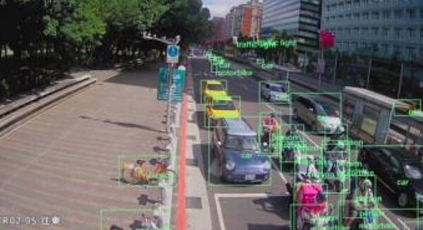 議員耿葳質疑,北市交通局由台智光進行民權東路、建國北路口的事故多發預警顯示實證計畫,但試辦7年計畫不了了之。圖/議員耿葳辦公室提供