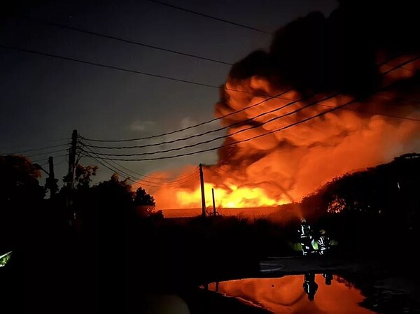 桃園市龜山區樹人路305巷內一處鐵皮倉儲廠,28日晚間驚傳火警,火勢伴隨著爆炸聲響很是嚇人,桃市消防局第一救災救護大隊正在搶救中。記者陳恩惠/翻攝