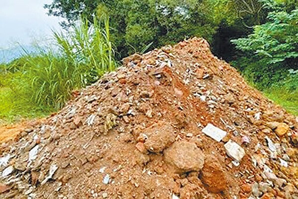 台中市地點適中、交通便利,成為非法傾倒營建廢棄物的去處,市議員李天生建議市府加強科技執法,有效取締。(李天生提供/馮惠宜台中傳真)