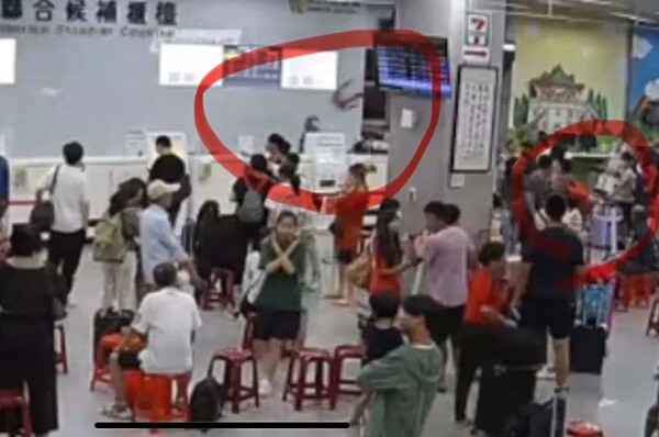 金門尚義機場聯合候補櫃檯在日前發生一名等待候補的男子疑似因酒醉情緒激動,再加上不滿未候補上機位,竟失控抓起現場塑膠椅砸向聯合候補櫃檯,造成正在進行候補作業的地勤人員手部挫傷。圖/翻攝自金門航空站YouTube