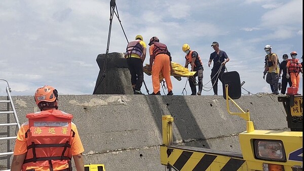 凱米颱風造成福順輪貨輪沉沒,海巡人員昨在高雄中芸漁港打撈一具浮屍,疑是福順輪輪機長。累計福順輪沉沒已釀二死,還有三人失蹤。圖/海巡署提供