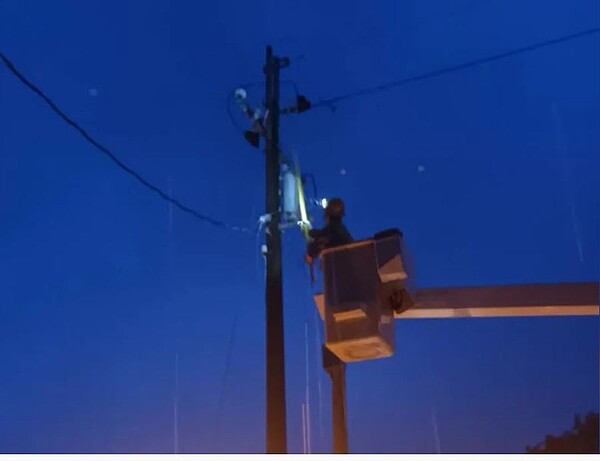 台電人員夜間施工示意圖。圖/台電南投區營業處提供