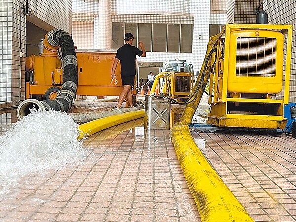 凱米颱風造成高雄市376棟大樓、透天淹水，歷經3天馬拉松式抽水，28日終於完成「清零」。（高市府提供／柯宗緯高雄傳真）