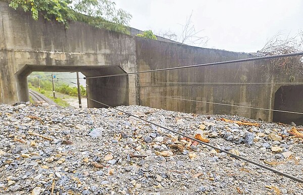 花蓮地區雨勢不斷，27日北迴線和仁－崇德間又遭到土石流侵襲，致使台鐵北迴線延後到8月3日搶通。圖／台鐵提供