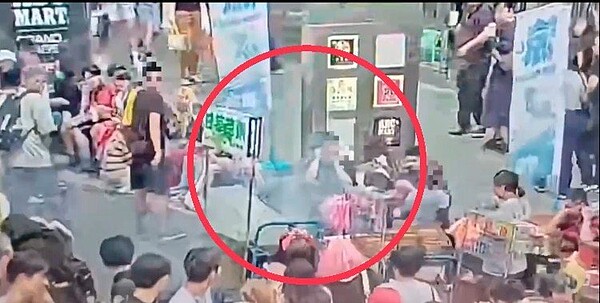 北市西門町28日下午發生攤販爭執事件,芭樂攤因不滿好位置被佔走,趁隙點燃鞭炮朝煎餃攤投擲,過程嚇壞路人。記者翁至成/翻攝