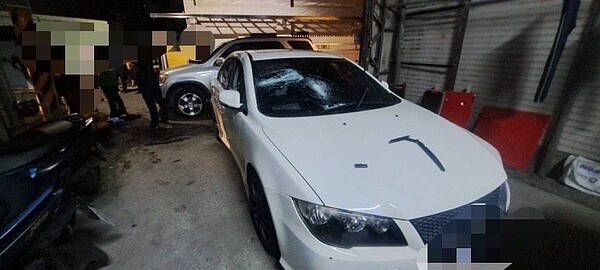 新北市八里區28日深夜因停車糾紛,釀成堂兄弟打群架,林姓男子拿球棒砸爛堂哥全車玻璃,被對方3兄弟夥同友人圍攻。記者林昭彰/翻攝