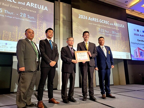 清華大學科技管理學院長林哲群（圖中）頒發感謝狀，由永慶加盟四品牌竹苗區經管會三位會長代表受贈，新竹市仲介公會理事長宋文欽（圖右）見證。圖／永慶房產集團提供