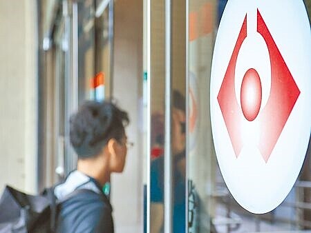 面對勞保基金即將在2028年用罄,政府編列1300億預算撥補。圖為民眾前往勞保局洽公。(本報資料照片)