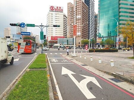 
高雄大遠百旁的三多四路與中山二路口，右轉車道近日被畫上「右轉直行」標線，一旁路牌卻寫「禁止直行」，讓用路人直呼看不懂。（任義宇攝）
