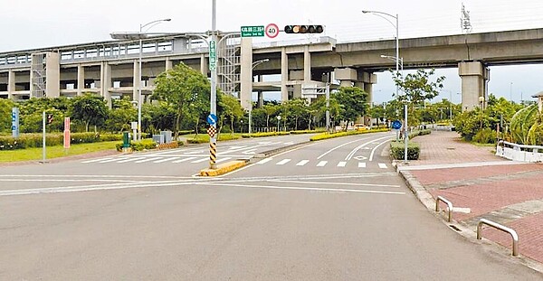 苗栗縣高鐵特定區附近的後龍鎮新港三路（苗6線），周邊短短不到2公里多處路口，有速限35、40、50標誌讓民眾混淆，後龍鎮公所29日在道安會報中提案設置單一速限標誌，縣府則表達贊同，並將前往會勘，依道路設計標準統一速限。（苗栗縣政府提供／李京昇苗栗傳真）