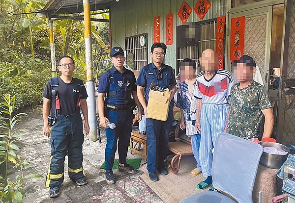 台中太平區黃竹山區99歲陳姓老翁（右二）一家三口因颱風路坍、斷水斷電受困5日，經警消協助脫困。（太平警分局提供／馮惠宜台中傳真）