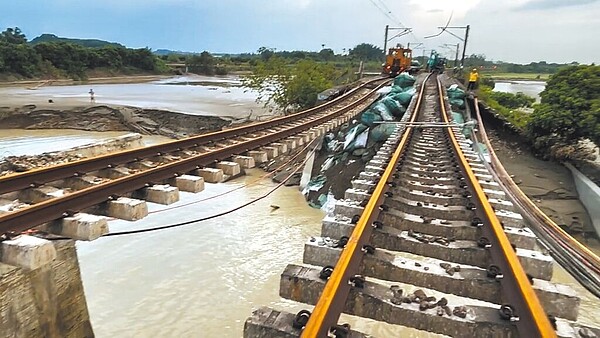 凱米颱風期間八掌溪水位暴漲,台鐵嘉義南靖到台南後壁之間的鐵路路基遭洪水沖刷掏空,雙向交通中斷,目前嘉義站至新營站靠遊覽車接駁。(賴惠員服務處提供/張毓翎台南傳真)
