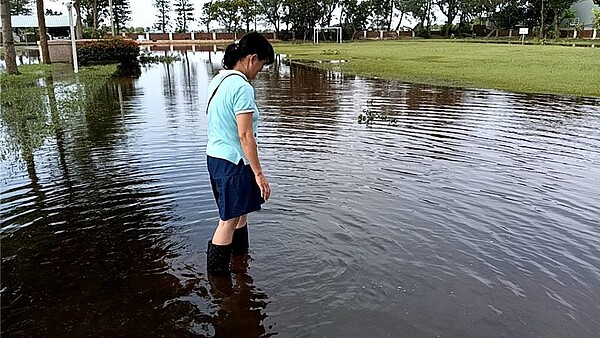 凱米颱風重創台灣，雲林縣水林鄉大興國小24日開始淹水，至今6天還未消退，近10間教室、辦公室與操場還有10至20公分積水，29日縣教育處表示將設法協助，盡速解決淹水問題。（大興國小提供／張朝欣雲林傳真）