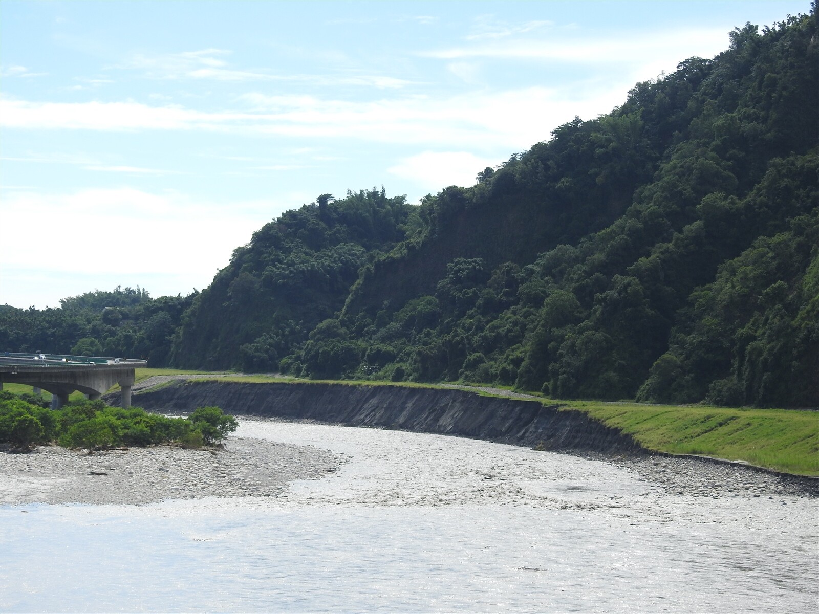 南投草屯石灼橋下游、烏溪河道內的培厚土方，原最寬處約160米，在凱米颱風後僅剩下30米。記者賴香珊／攝影 