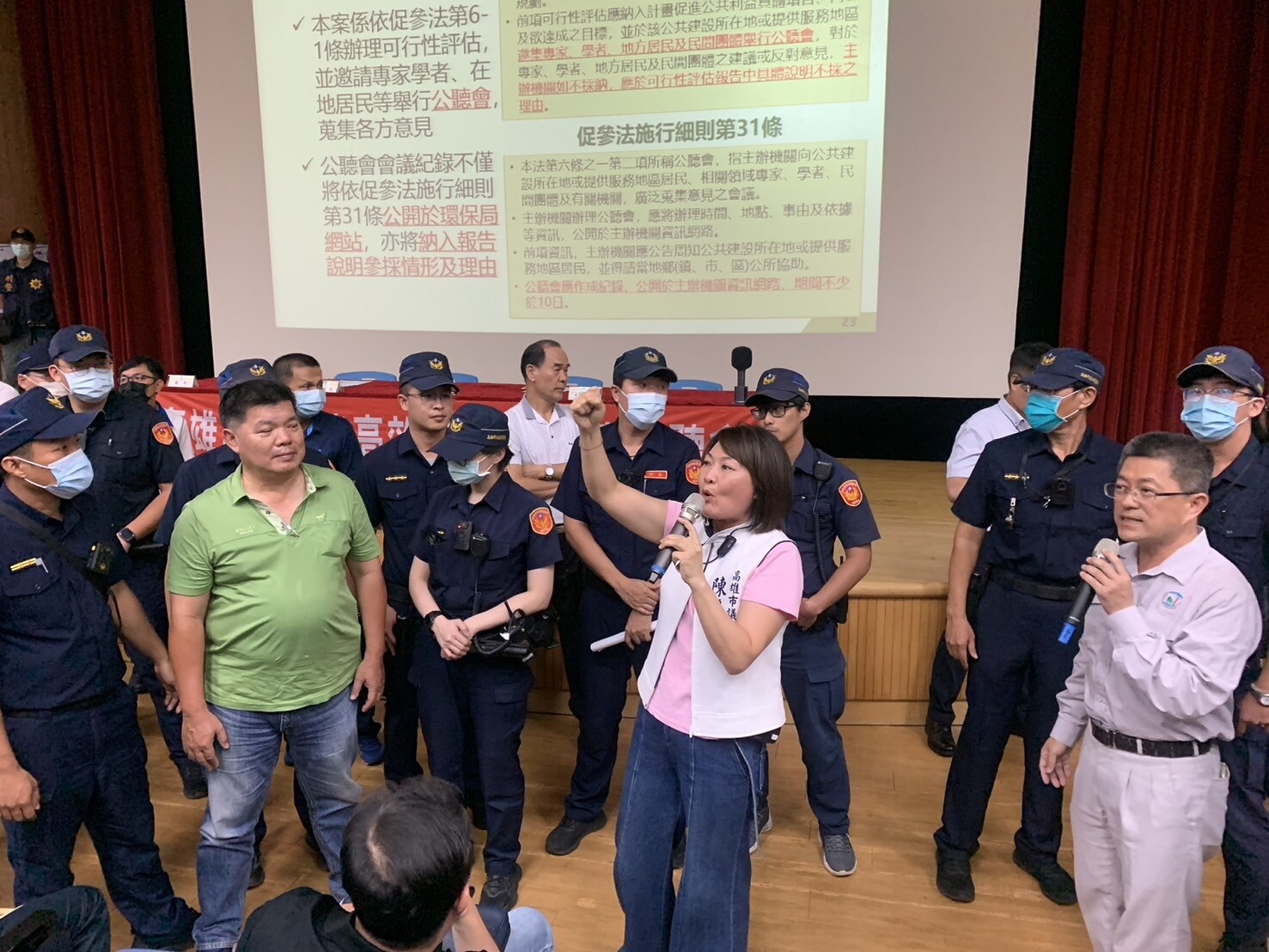 市府環保局認為採南區焚化爐新廠採BOT興建，公辦民營能增加營運效率，今日市府舉辦BOT案公聽會，議員陳麗娜率眾人高喊程序不正義。記者宋原彰／攝影 