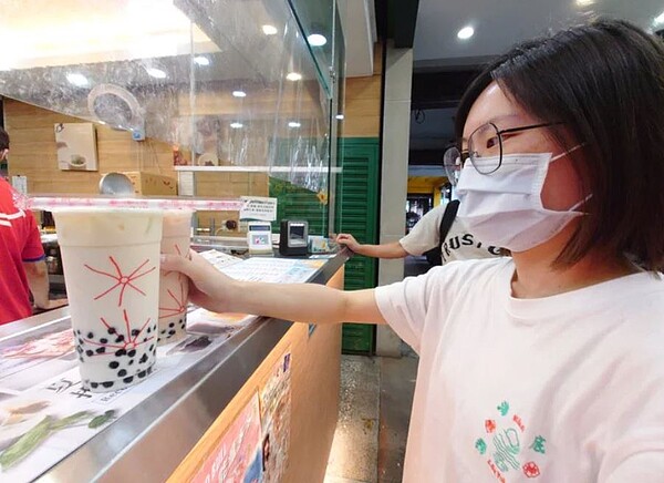 國人愛喝手搖飲，一次性塑膠杯卻對環境造成極大負荷，九月起全國將統一不再提供塑膠飲料杯。聯合報資料照片