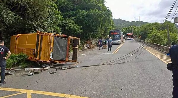 金山區清潔隊1輛垃圾車失控撞山壁後翻覆，2人受傷。記者邱瑞杰／翻攝
