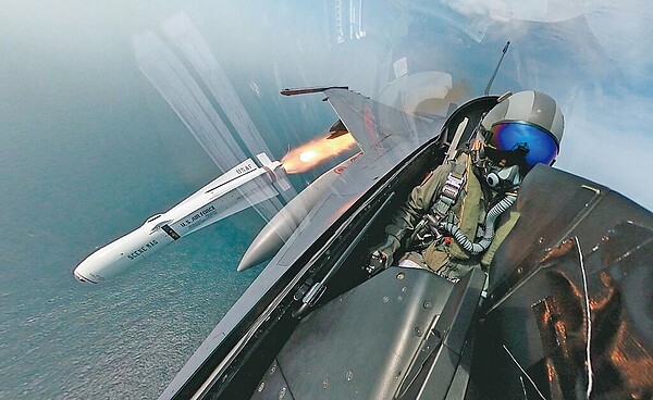 學者認為,相較於8年前不到2兆元,114年度歲出規模可能破3兆元,很少國家像台灣歲出成長這麼快。圖為明年度將增購F-16。圖/軍聞社