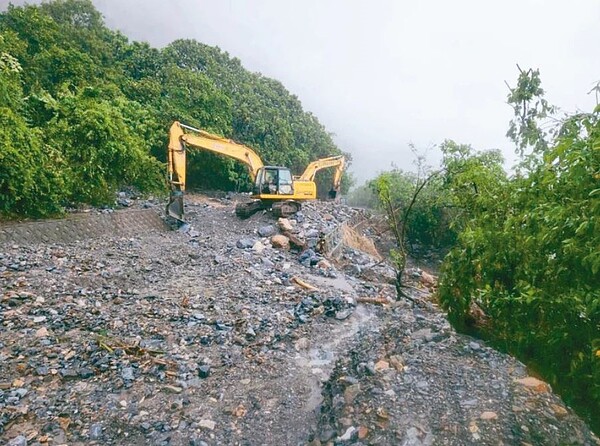 蘇花公路和仁到崇德段因颱風侵襲多處崩坍，交通受阻，預計30日下午5時搶通。圖／公路局提供