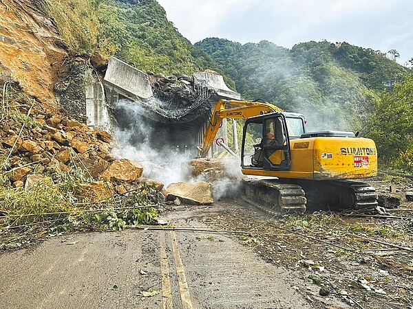 嘉義縣阿里山公路（台18線）70.2公里處明隧道29日清晨5時許因上方邊坡坍塌，隧道遭落石砸中一度交通中斷，雖公路局已火速搶通，但68.5公里至88公里路段禁止甲類大客車通行。（阿里山工務段提供