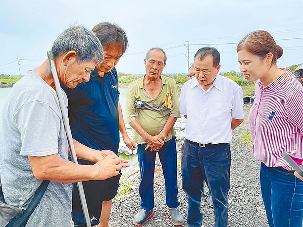 農業部漁業署長張致盛（右二）29日南下安南區勘災，台南市區漁會總幹事林鈺昕（右一）陪同現場說明漁民受災狀況。（台南市區漁會提供／程炳璋台南傳真）