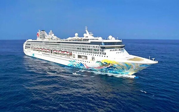 豪華郵輪「名勝世界壹號」驚傳停電逾2000人漂流太平洋,交通部航港局說明,並無失去動力,僅是發電機壞掉停電,目前已啟動備用電源,無影響船舶航行安全之虞。圖/業者提供