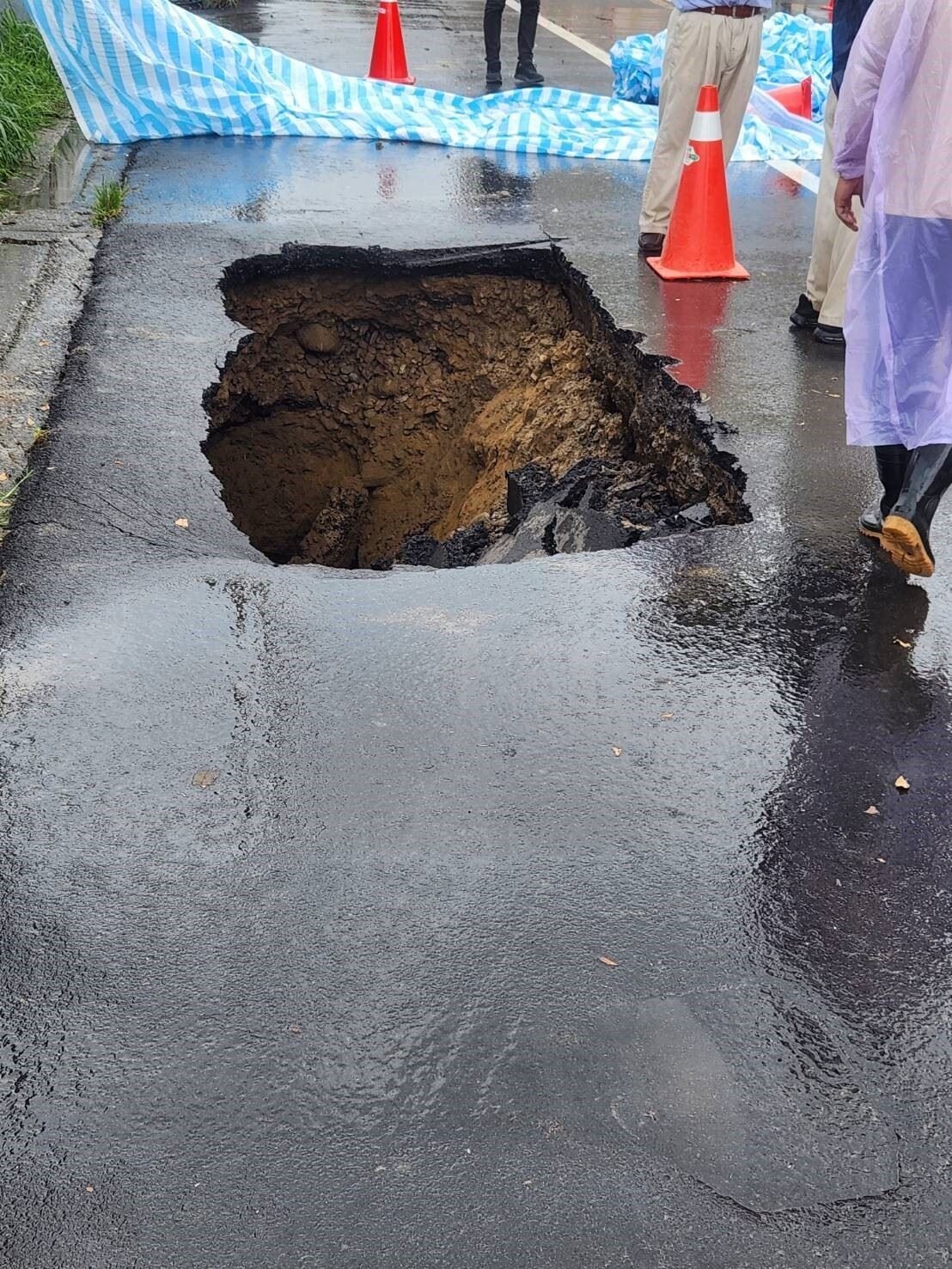 苗栗後龍一處建案工地旁29日出現天坑。圖／苗栗縣政府提供