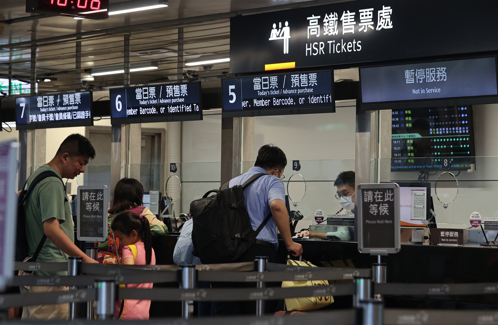 交通部長李孟諺表示，台鐵公司目前正在忙救災，預估今年9月底前會有票價方案送到交通部，後續需經董事會通過、報交通部及行政院審議，政府也會考量通膨問題，綜合考量是否一次調足。記者曾原信／攝影 