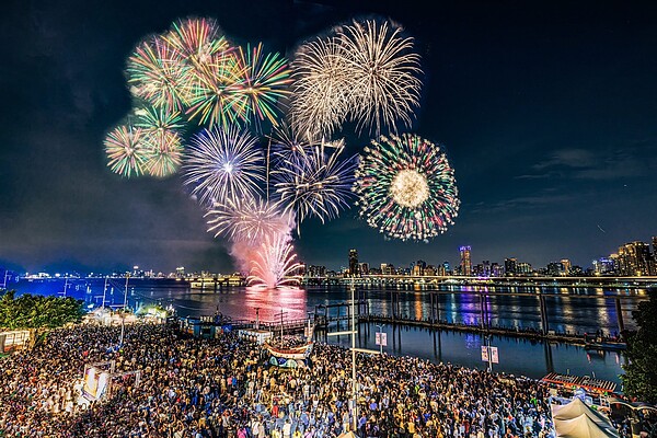 「大稻埕夏日節」煙火秀分別於7月31日及8月10日舉辦，融合造型煙火及水上煙火，帶來今夏最浪漫壯觀的七夕情人節煙火秀。圖／台北市觀傳局提供

