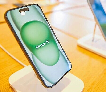 蘋果即將推出AI功能但只支援iPhone 15 Pro系列和iPhone 16,由於現有iPhone用戶有近2.7億支機齡逾四年,可望掀起換機需求,中國618檔期降價策略奏效,iPhone 15系列銷量明顯提升,提振蘋果對iPhone 16銷量預期。圖∕本報資料照片