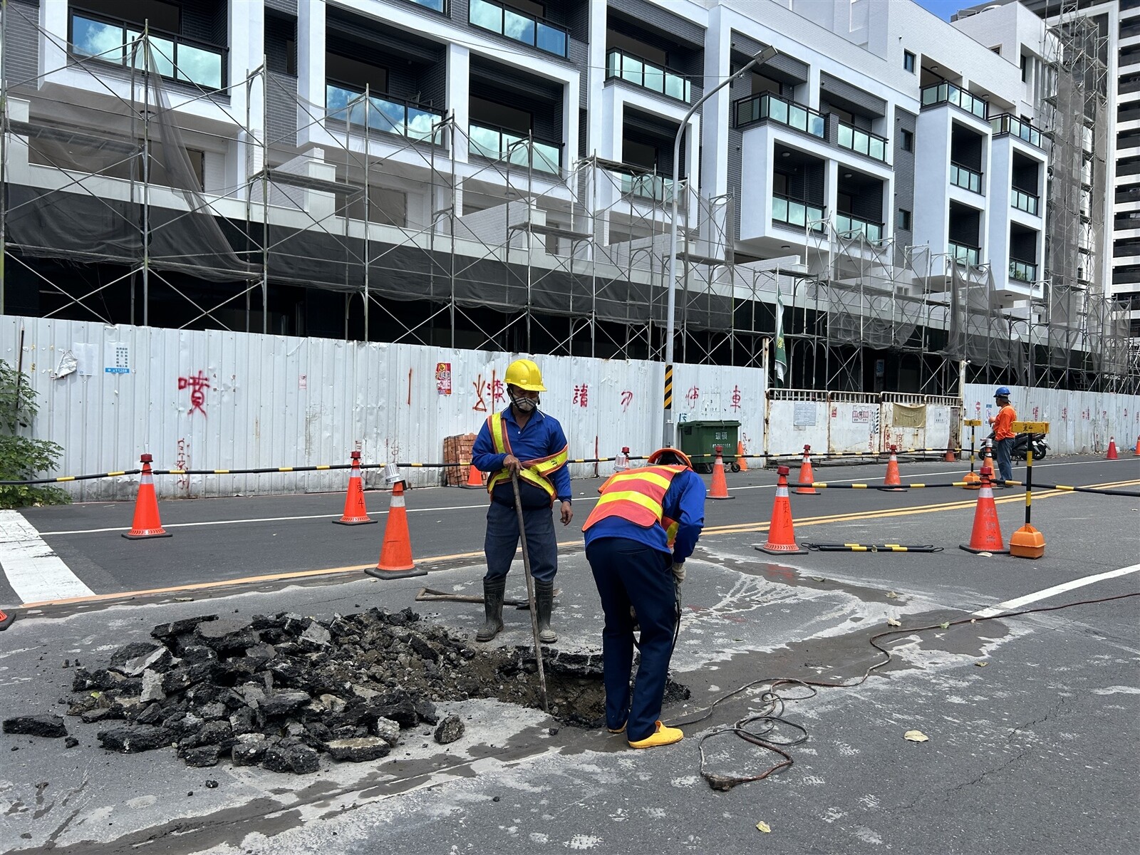 凱米颱風過後高雄市路面出現多處坑洞及下陷，其中仁武區八德一路、八德西路口的路面下陷，範圍約為5公尺長、3公尺寬，工人開挖釐清原因。記者徐白櫻／攝影 