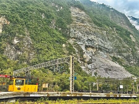 
花蓮遭地震、颱風侵襲，觀光客銳減，目前交通仍然不穩，圖為蘇花路廊崇德段邊坡土石流。（王志偉攝）
