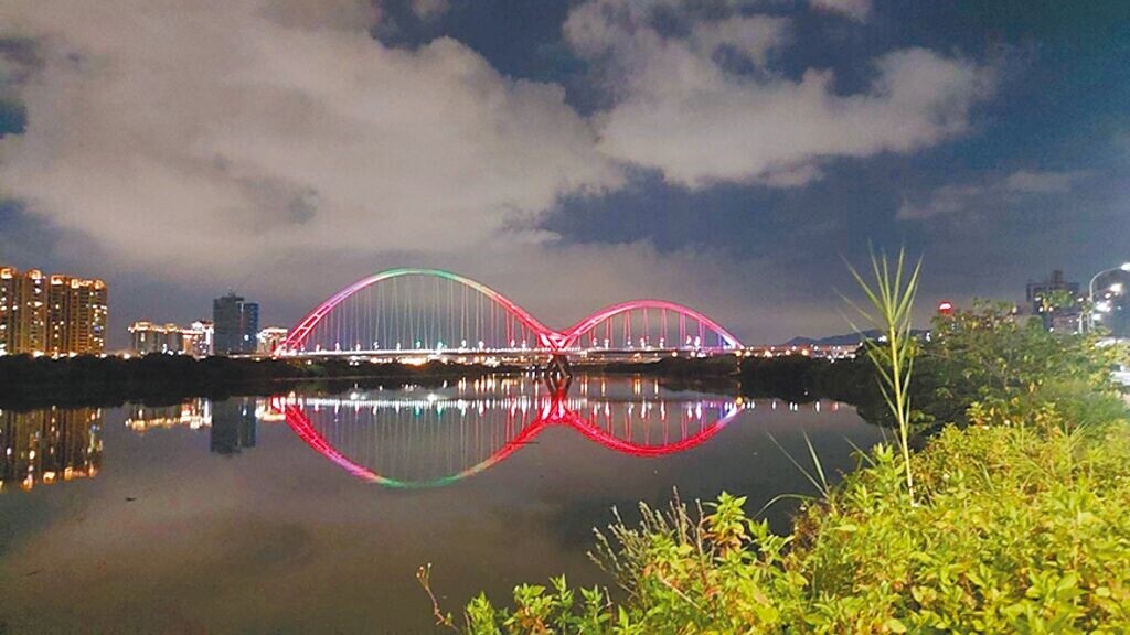 新月橋主橋封閉修復工程首次招標流標，30日2度上網招標，夜間光雕已於7月18日重啟。圖／新北市高灘處提供、陳慰慈新北傳真