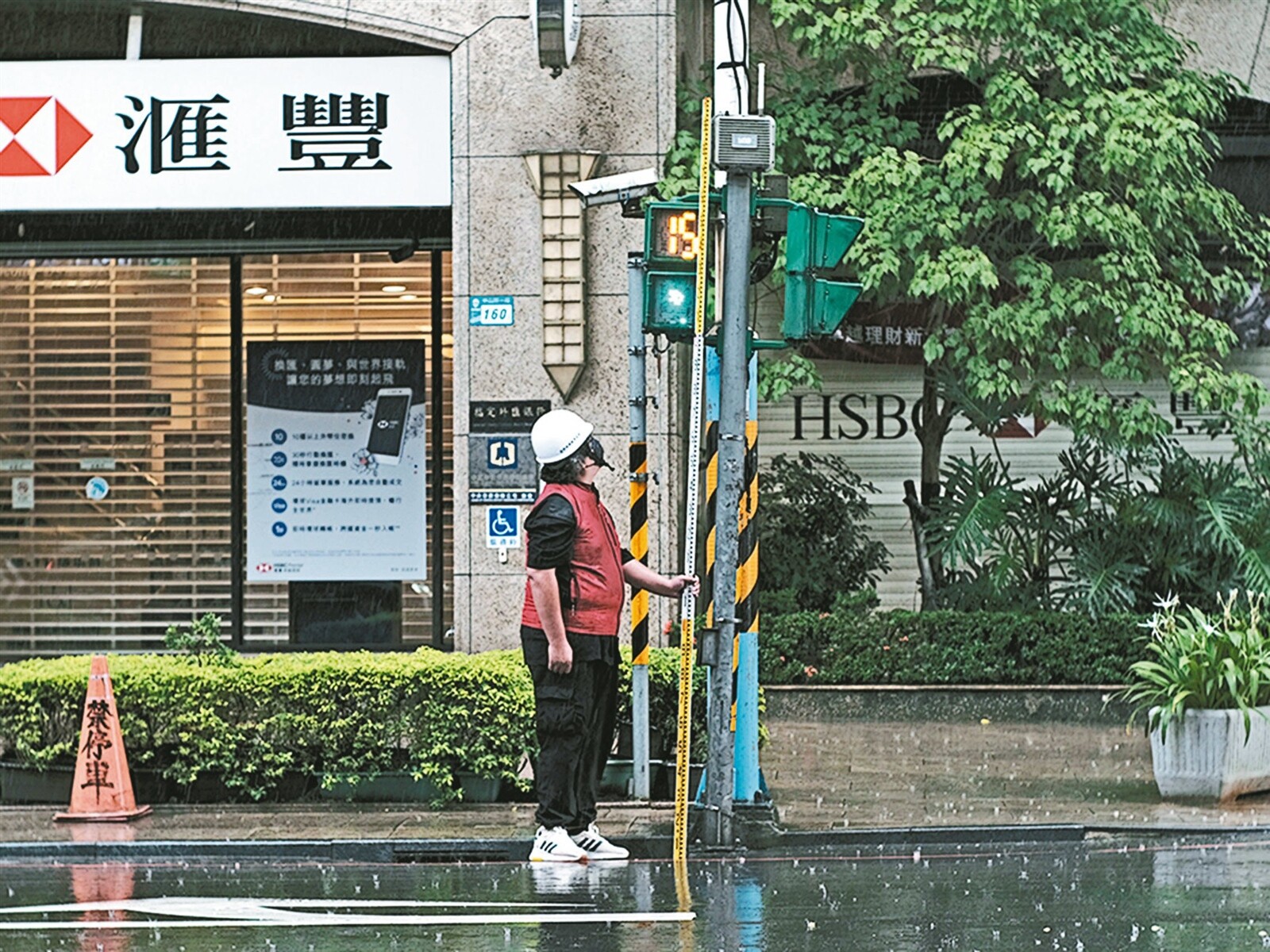 誰讓「淹感器」躺平？審計部報告指出，全台建構的淹水感測器竟有近七成沒有發揮效能。圖為新北水利局進行淹水感測器維護作業。圖／新北水利局提供