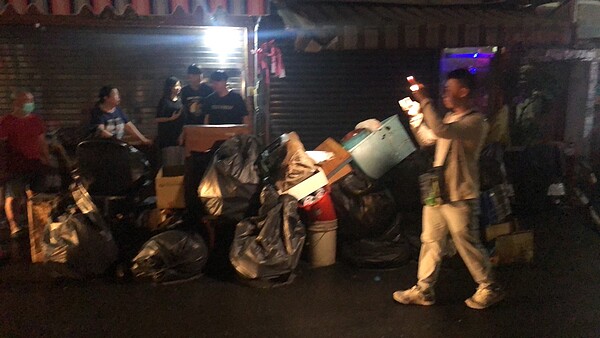 高雄市三民區建武路一棟老舊公寓4樓30日晚間9時5分許傳出火警,由於屋內堆放雜物,獨居的林姓女屋主躲浴室,被救出已無氣息。記者石秀華/翻攝