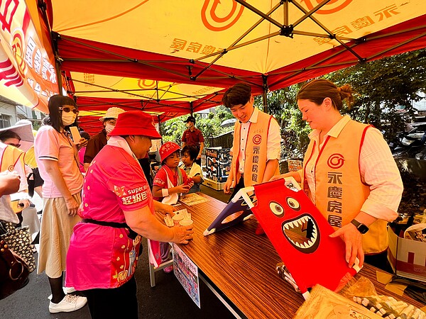 永慶房屋規劃丟沙包遊戲,與現場大小朋友一起同樂。