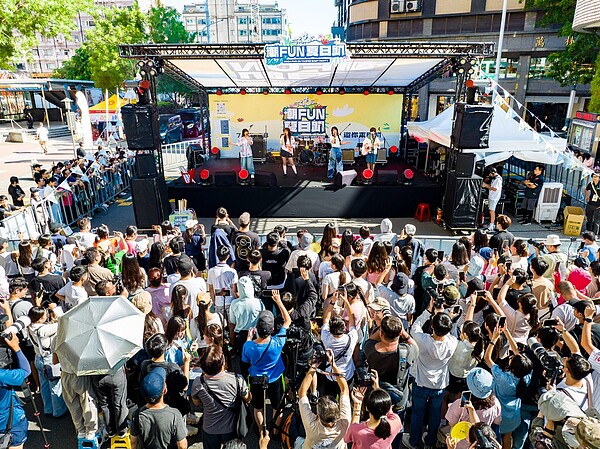 「混東區潮FUN夏日趴」連續2天邀請知名歌手與樂團,為民眾帶來精彩的音樂饗宴。