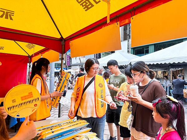 永慶房屋出動大量人力，協助里長擔任活動志工，並發送永慶加油棒給現場民眾，炒熱活動氣氛。